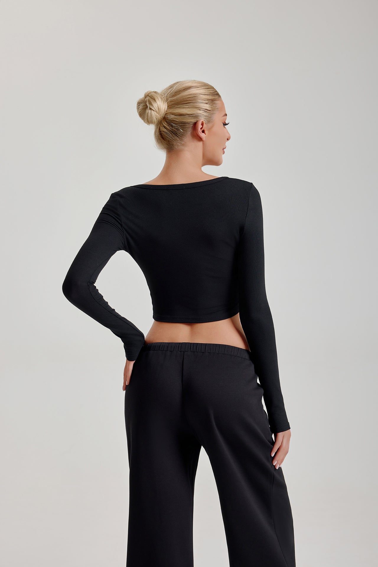 PURE PLUNGE LONG SLEEVE CROP TOP - CLASSIC BLACK
